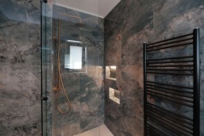 Doccia, asciugacapelli, asciugamani, sapone