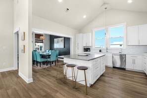 Dining - 🌊6BR Waterfront Home | Private Pool + Game Room | Sleeps 14 | Ocean Overlook🌊 (Navarre)