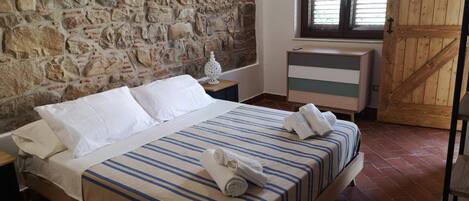 1 chambre, bureau, fer et planche à repasser, lit parapluie