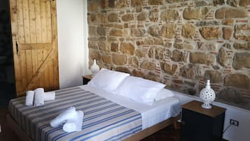 1 quarto, cofres nos quartos, escrivaninha