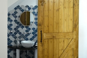Een douche, een haardroger, een bidet, handdoeken