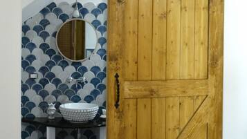 Douche, séchoir à cheveux, bidet, serviettes fournies