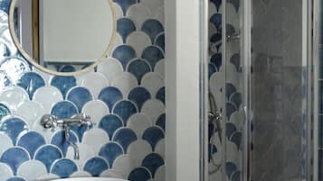 Dusche, Haartrockner, Bidet, Handtücher