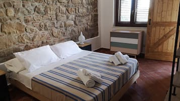 1 quarto, cofres nos quartos, escrivaninha