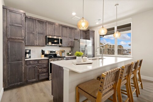 The Landmark 2 King Beds, Garage & Fireplace