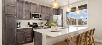 The Landmark 2 King Beds, Garage & Fireplace