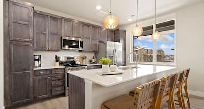 The Landmark 2 King Beds, Garage & Fireplace