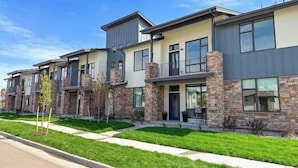 Exterior - The Landmark 2 King Beds, Garage & Fireplace (Fort Collins)