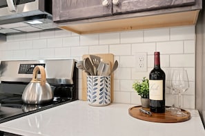 Private kitchen - The Landmark 2 King Beds, Garage & Fireplace (Fort Collins)