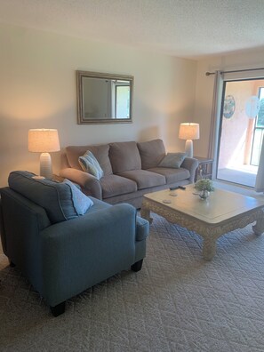 Living area - 2 bedroom condo in Venice FL overlooking the 2nd hole at Capri Isles Golf course (Venice)