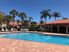 Pool - 2 bedroom condo in Venice FL overlooking the 2nd hole at Capri Isles Golf course (Venice)