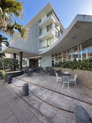 Exterior - 1 bedroom flex by the beach with pool, and garden (San Juan)