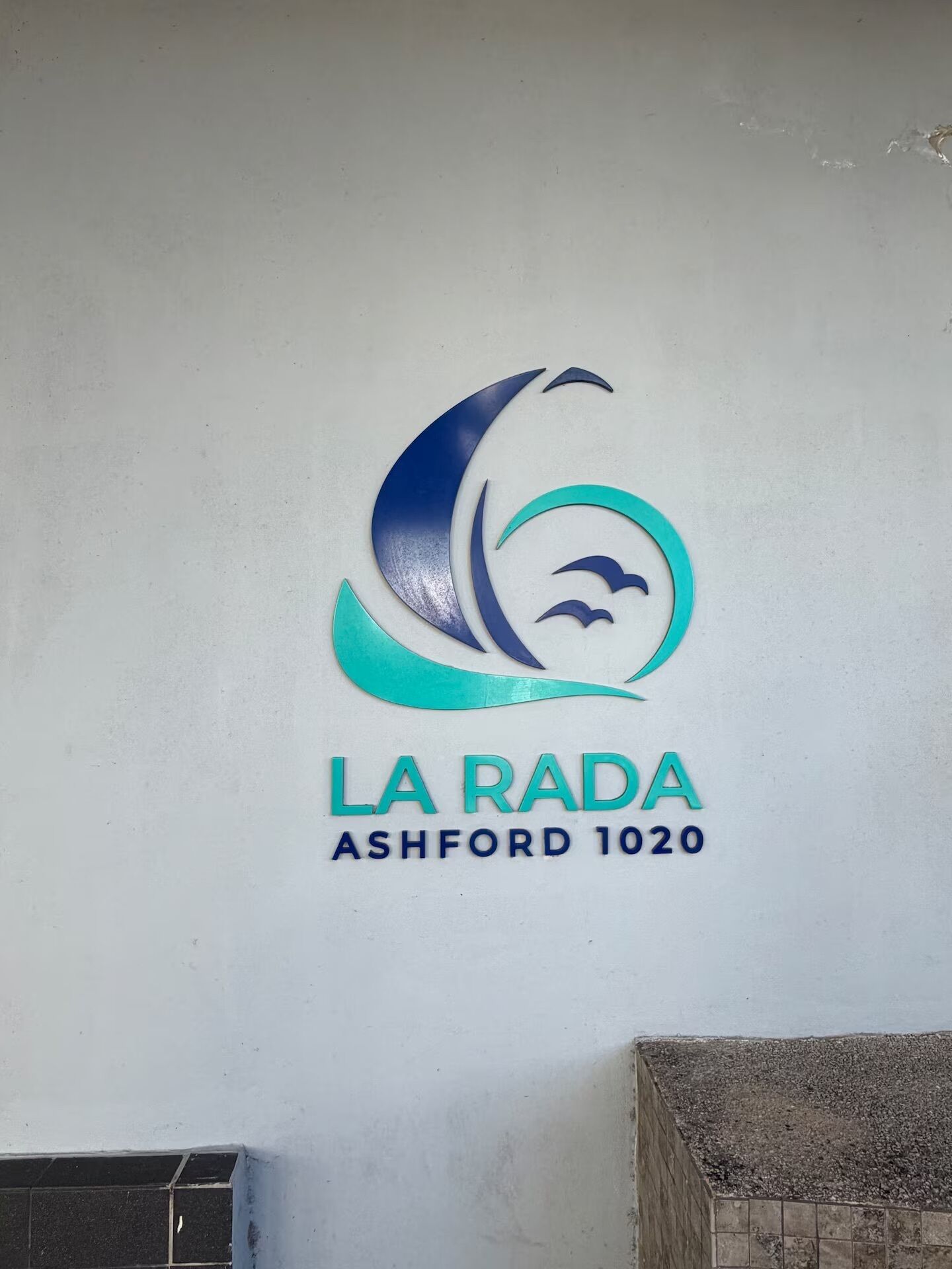 A wall with a logo and text reading "LA RADA ASHFORD 1020".