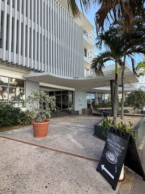 Exterior - 1 bedroom flex by the beach with pool, and garden (San Juan)
