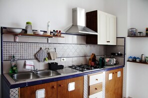 Een koelkast, een magnetron, een oven, een kookplaat