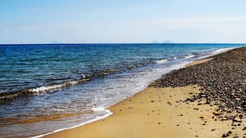 Playa en los alrededores y toallas de playa