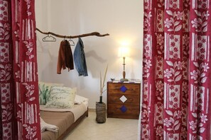 2 quartos, cofres nos quartos, ferros/tábuas de passar roupa