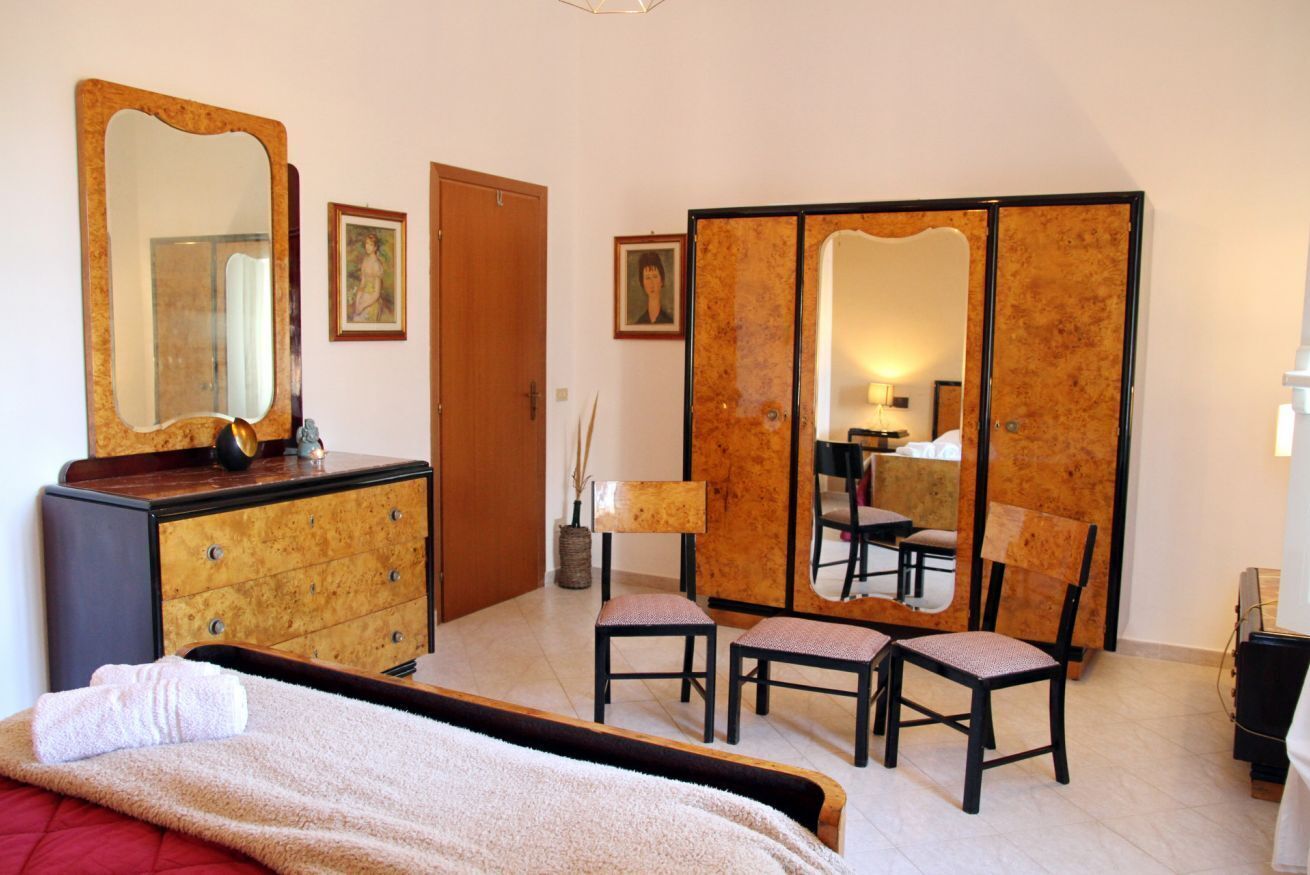 2 chambres, coffres-forts dans les chambres, fer et planche à repasser