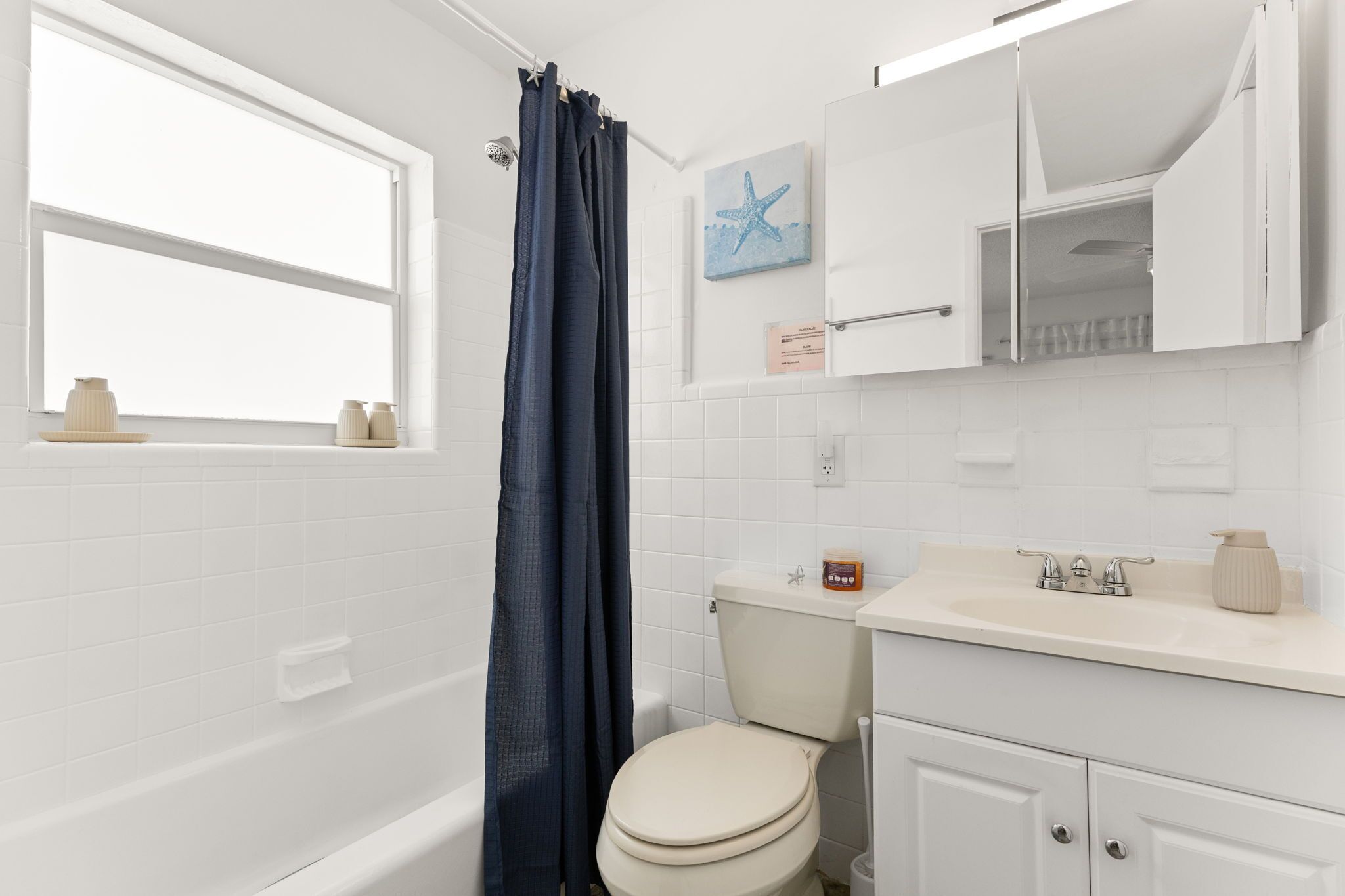 Une salle de bain avec une baignoire, des toilettes et un lavabo.