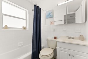 Appart'hôtel Confort, vue piscine | Salle de bain
