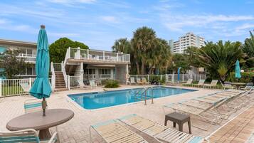 Apartamento Confort, vistas a la piscina | Piscina | Una piscina al aire libre, cabañas de piscina gratuitas, sombrillas