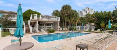 Chambre simple Confort, vue sur la piscine | Piscine | Piscine extérieure, cabanas gratuites, parasols