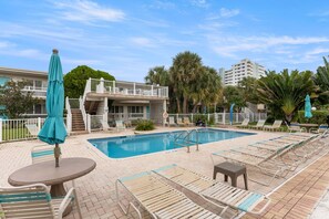 Apartamento Confort, vistas a la piscina | Piscina | Una piscina al aire libre, cabañas de piscina gratuitas, sombrillas