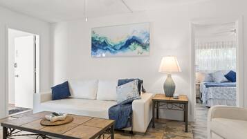 Appart'hôtel Confort, vue piscine | Coin séjour | TV connectée de 42 pouces avec chaînes par câble