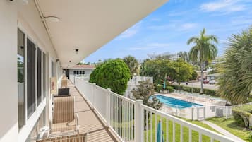 Comfort Single Room, Pool View | Property grounds