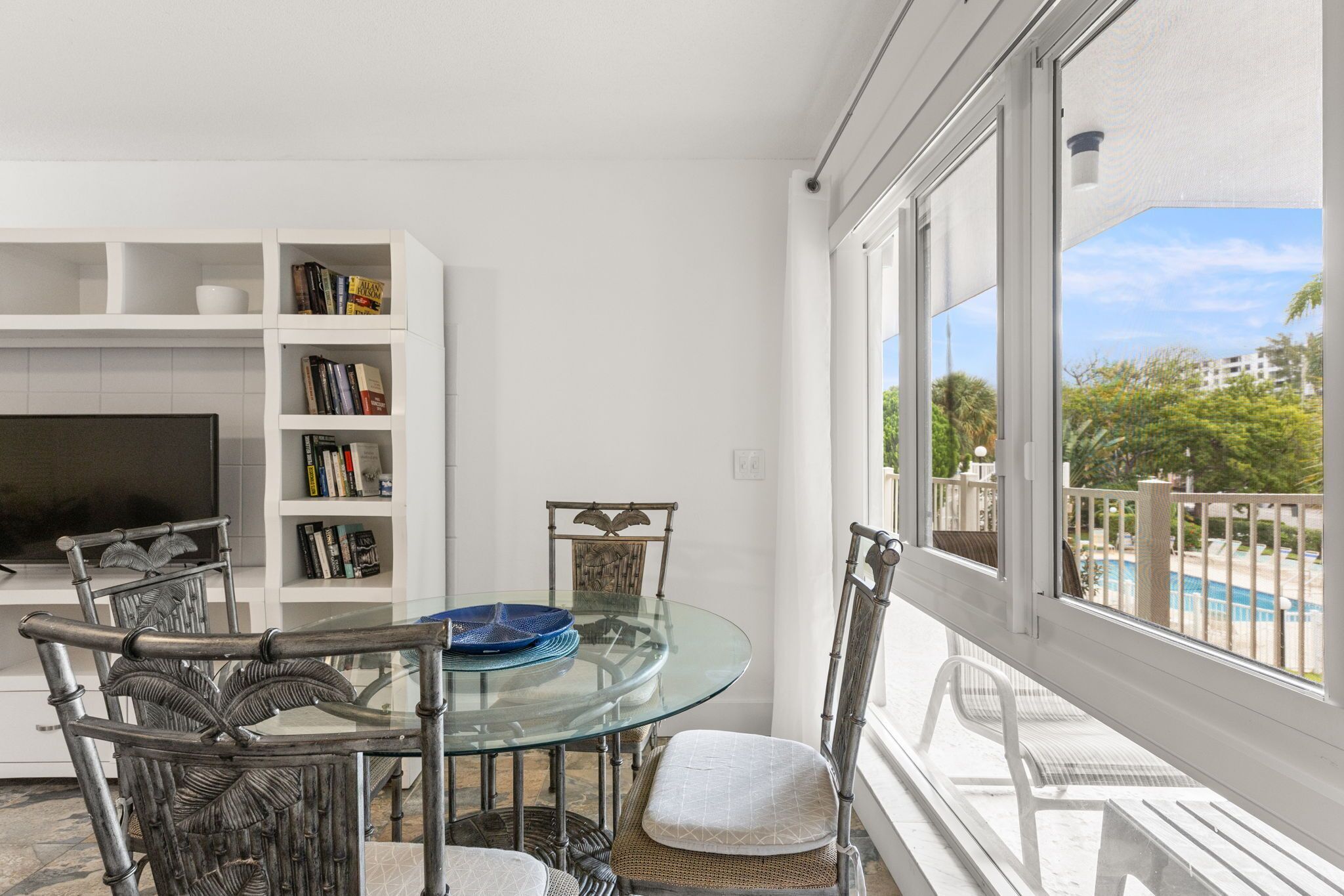 Comfort Condo, Pool View | Living area