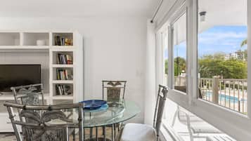 Comfort Condo, Pool View | Living area