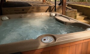Outdoor spa tub - Blue Ridge, North GA Cabin: Sleeps 10 & 2 pets • hot tub • Fast wifi • fire pit (Blue Ridge)
