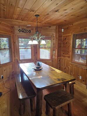 Dining - Blue Ridge, North GA Cabin: Sleeps 10 & 2 pets • hot tub • Fast wifi • fire pit (Blue Ridge)
