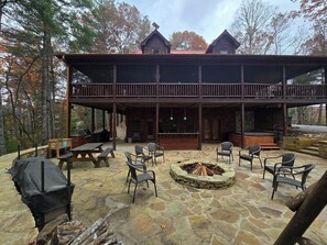 Outdoor dining - Blue Ridge, North GA Cabin: Sleeps 10 & 2 pets • hot tub • Fast wifi • fire pit (Blue Ridge)