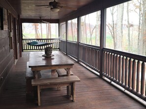 Outdoor dining - Blue Ridge, North GA Cabin: Sleeps 10 & 2 pets • hot tub • Fast wifi • fire pit (Blue Ridge)