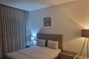 مك واة/لوح كي وخدمة الإنترنت وملاءات أسرّة