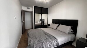 Iron/ironing board, WiFi, bed sheets