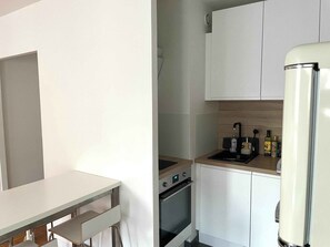 Wasserkocher mit Kaffee-/Teezubehör, Kühlschrank, Mikrowelle, Ofen