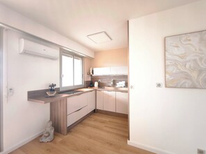 Coffee/tea maker, fridge, microwave - Bright studio with sea view in Ajaccio (Ajaccio)