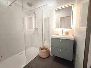 Douche, sèche-cheveux, serviettes fournies