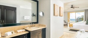 Dusche, Whirlpool, Haartrockner, Handtücher