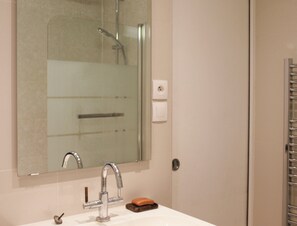 Douche, serviettes fournies