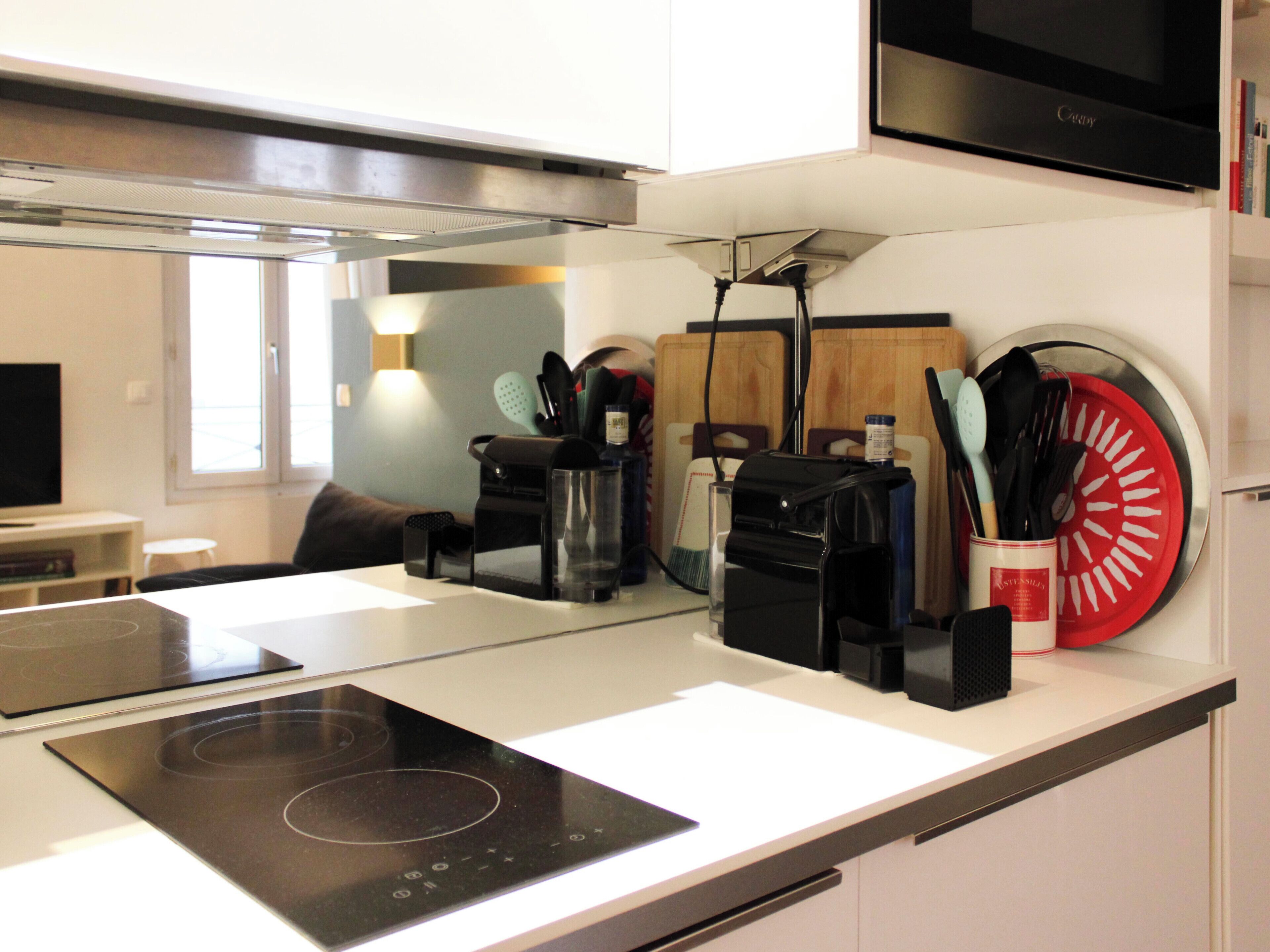 Een koelkast, een microgolfoven, een oven, een vaatwasser