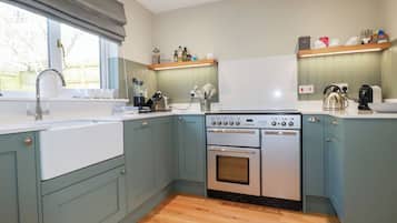 Dishwasher, cookware/dishes/utensils