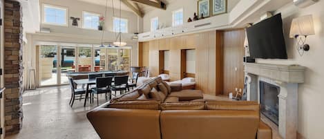 スマートテレビ、暖炉、書庫