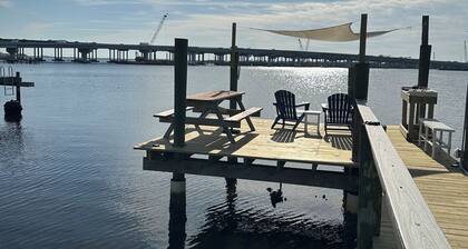 Manatee Riverfront Home , Cozy 2-bedroom house in Ellenton “Duplex”, left side.