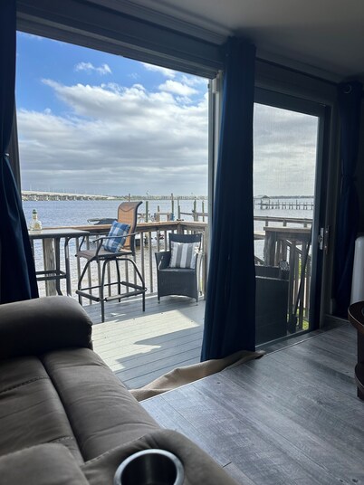 Manatee Riverfront Home , Cozy 2-bedroom house in Ellenton “Duplex”, left side. 