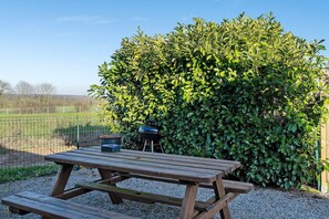 Outdoor dining - Gîte Chemin des Hêtres: Tranquility in Nature (Armaillé)