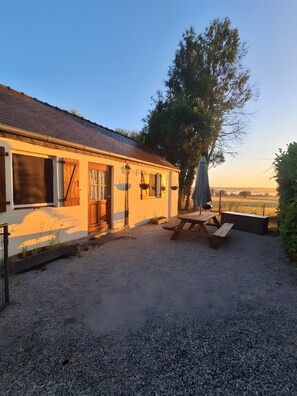 Outdoor dining - Gîte Chemin des Hêtres: Tranquility in Nature (Armaillé)