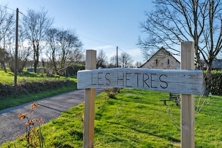 Property grounds. Gîte Chemin des Hêtres: Tranquility in Nature